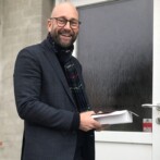 🎧 Reportage: Rasmus Prehn “stemmer dørklokker”