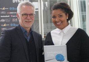 Mariam Brandt Touray modtager Erhverv Hjørrings Iværksætterpris 2016 fra Erhverv Hjørrings formand, advokat Henrik Willadsen